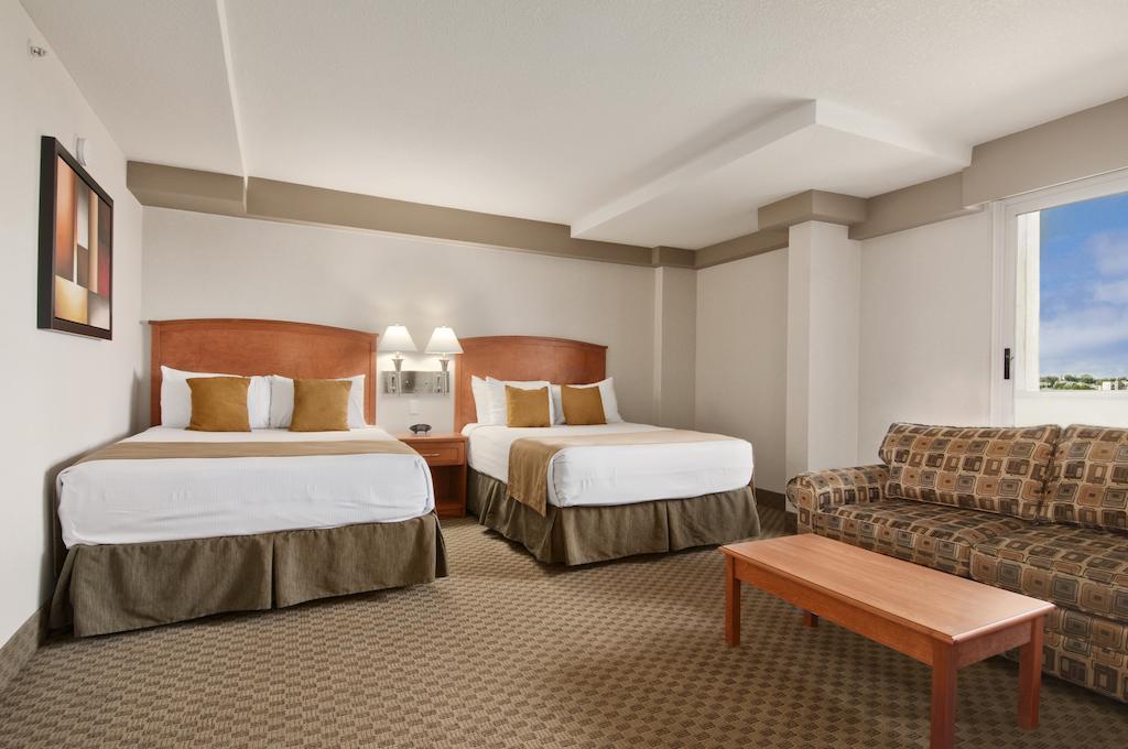 Ramada By Wyndham Edmonton South Hotel Room photo